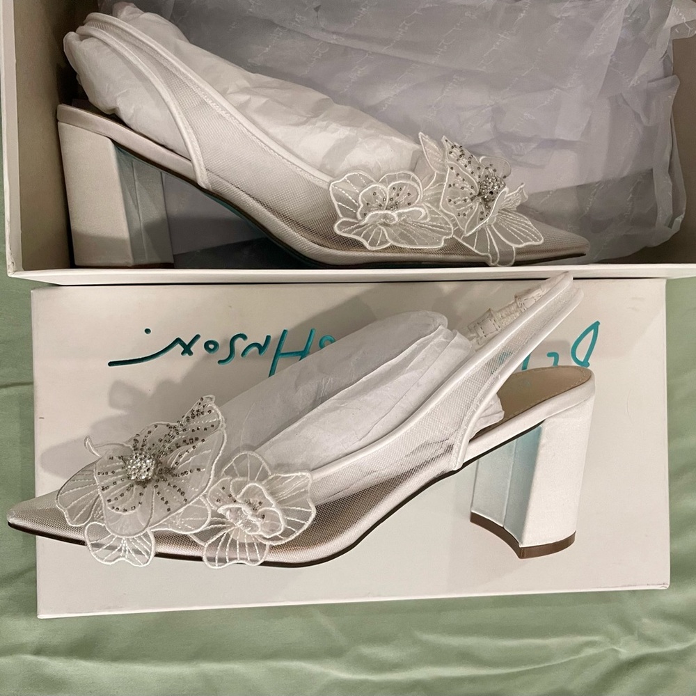 Blue by Betsey Johnson White Floral Heels - Picture 4 of 10